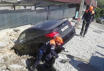 В Новороссийске обвалилась стоянка автомобилей вместе с грунтом. Повреждены несколько машин