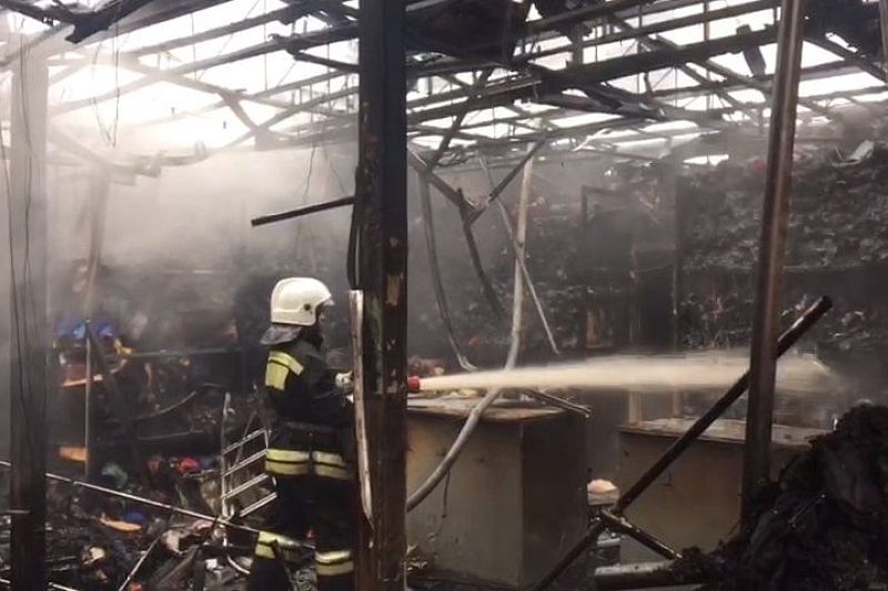 В Краснодаре потушили пожар в «Торговом дворике»