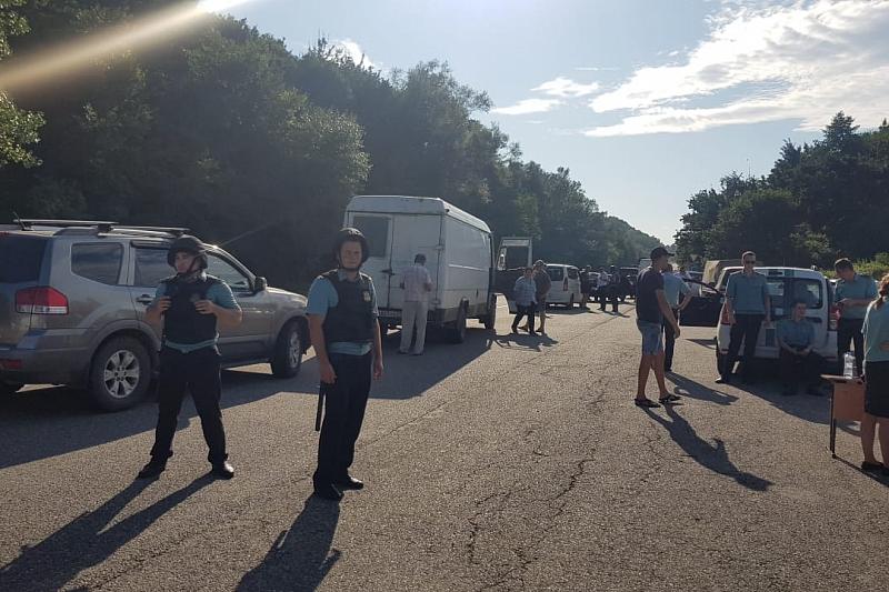 В Краснодарском крае по дороге к морю приставы арестовали 34 автомобиля должников