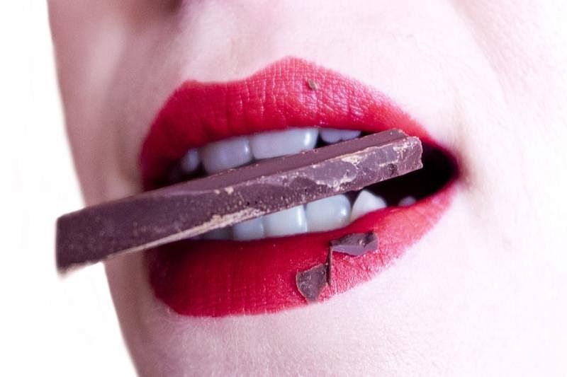 Диетолог рассказала, кому полезно есть шоколад