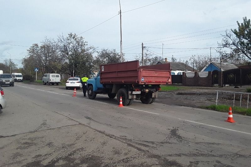 На Кубани грузовик сбил 6-летнего мальчика, бегущего через дорогу навстречу отцу