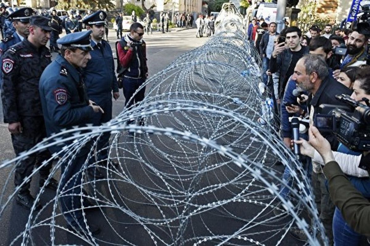 Не важно, кто потом придет к власти в Армении – «правые» или «левые», но они должны прийти к власти согласно закону. 