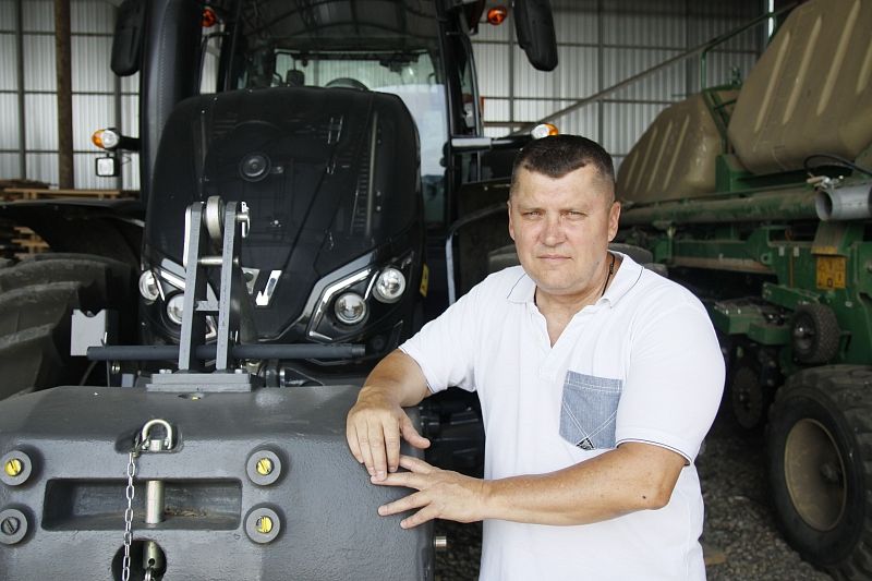 В прошлом году глава КФХ Эдуард Карпенков получил наивысший урожай пшеницы среди крестьянско-фермерских хозяйств Ленинградского района.