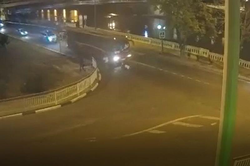 Момент наезда автобуса на пешеходов в Сочи попал на видео