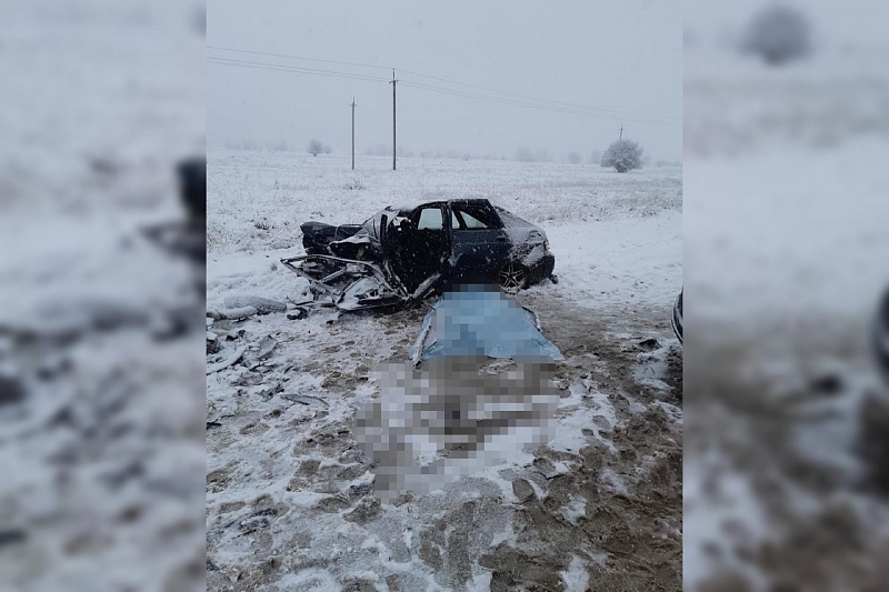 В Краснодарском крае при столкновении двух машин на заснеженной дороге погиб водитель ВАЗ-2112