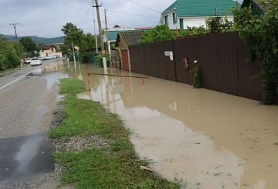 Около 20 домов подтопило ливнем в селе под Новоросийском