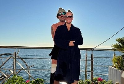 Роман Костомаров поделился семейным фото из Сочи