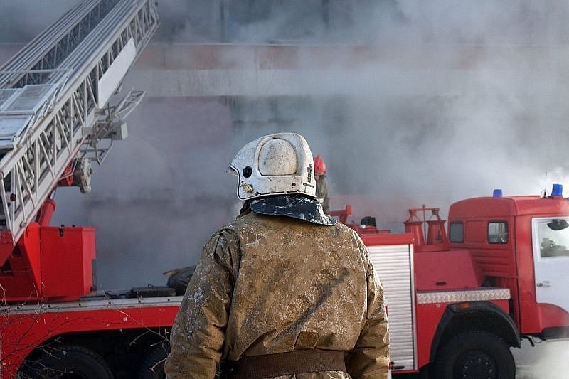 В центре Краснодара тушат горящую хозпостройку на площади 70 кв. м