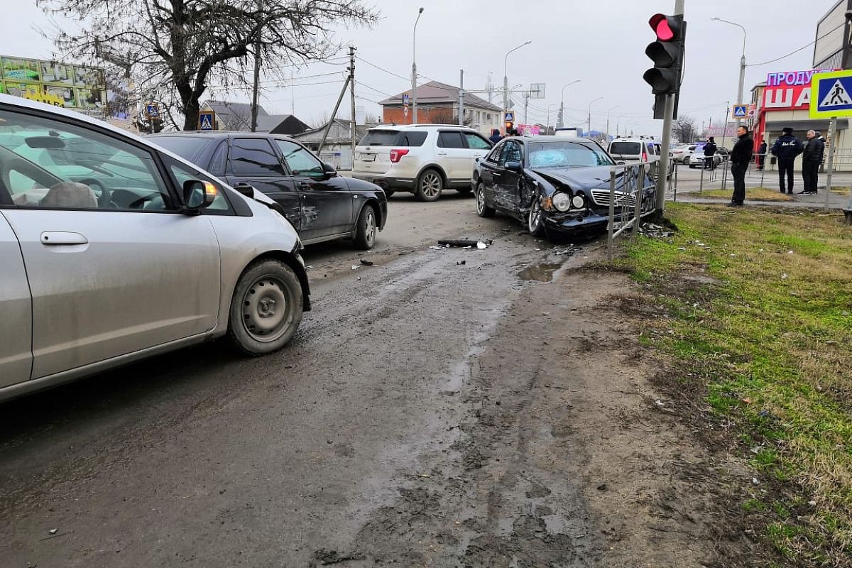 В Краснодарском крае полиция проводит проверку по факту ДТП с участием патрульного автомобиля