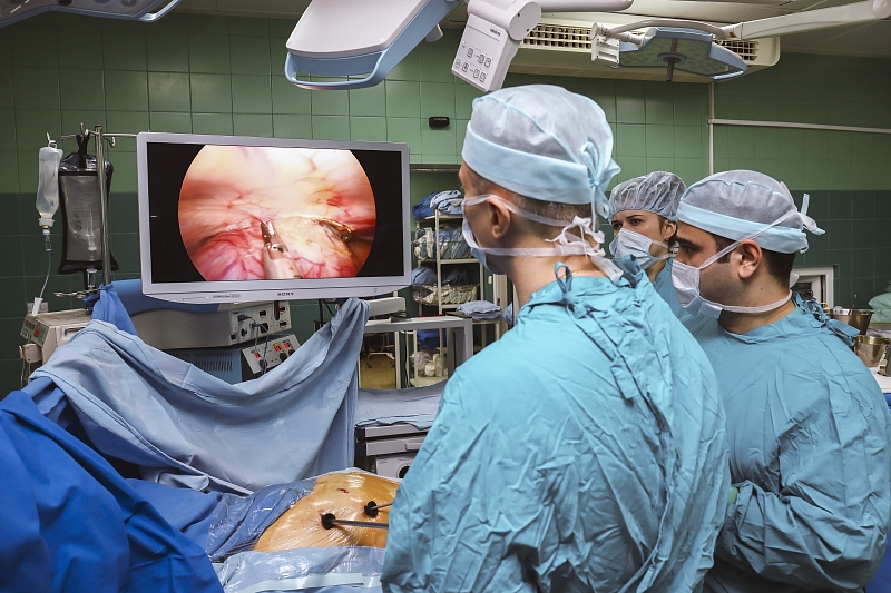 Краснодарские хирурги удалили женщине огромную опухоль на позвоночнике