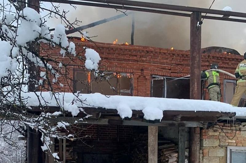 Сотрудники МЧС потушили пожар в частном доме 