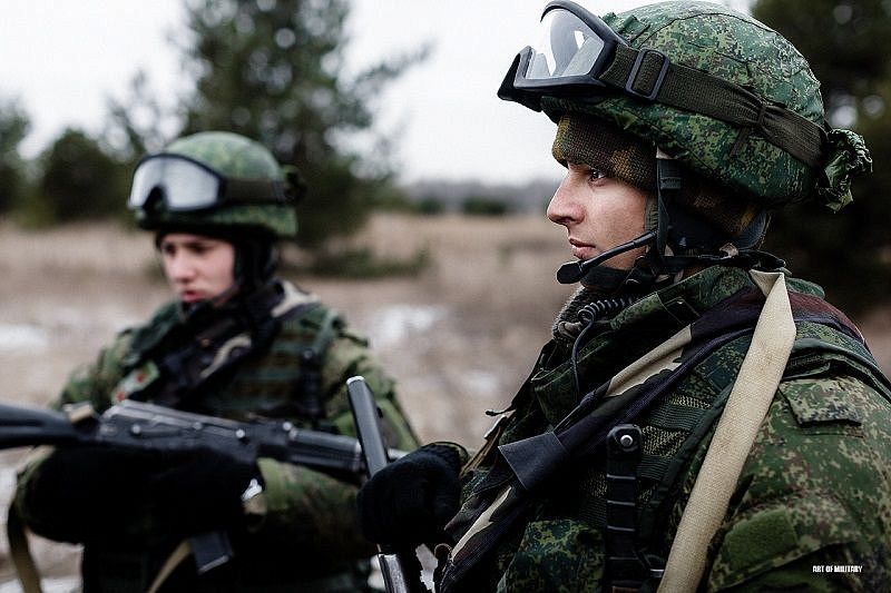  В России с 1 октября повысят зарплаты военным и силовикам 