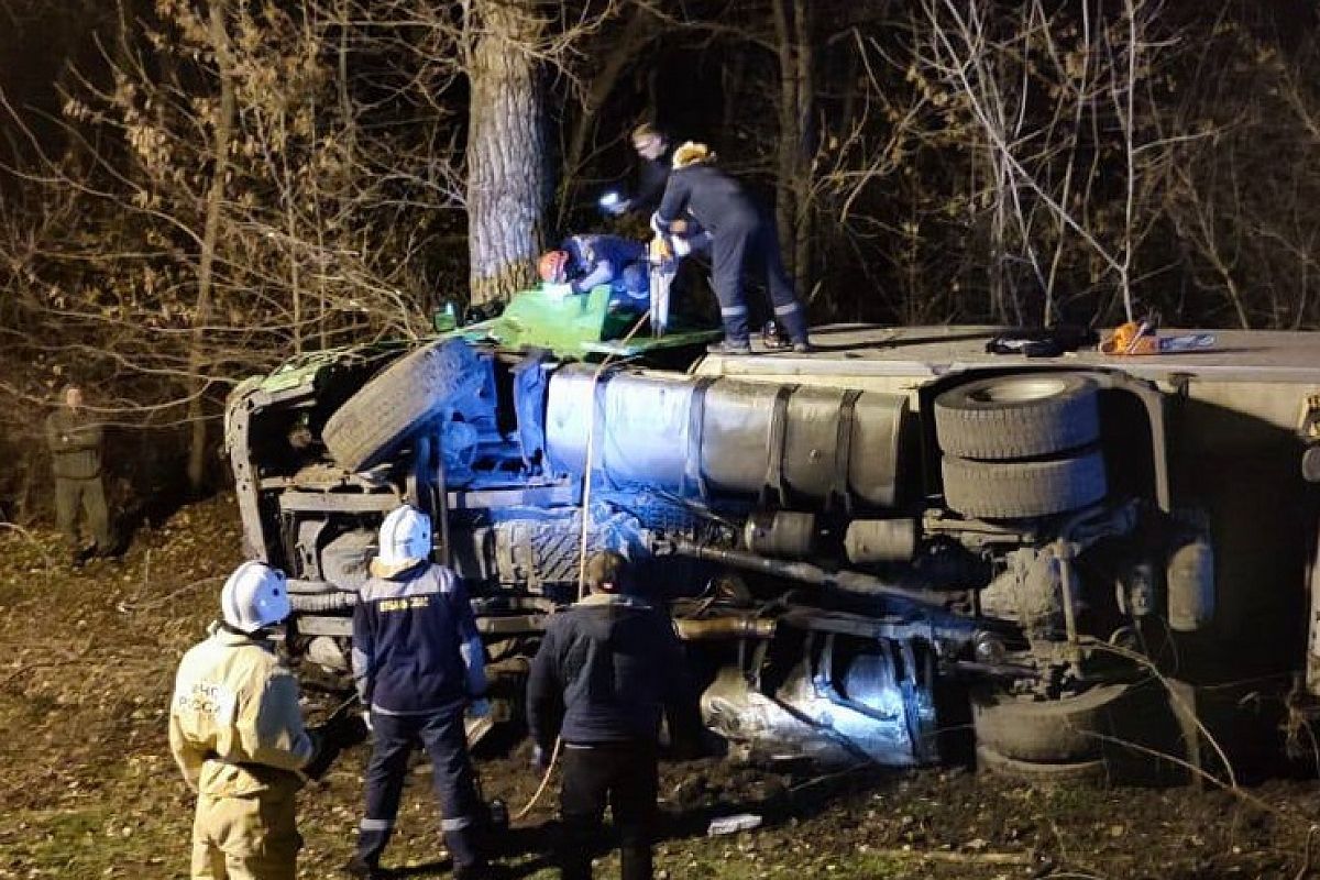 Лопнуло колесо: водителя зажало в искореженном грузовике после ДТП в Краснодарском крае