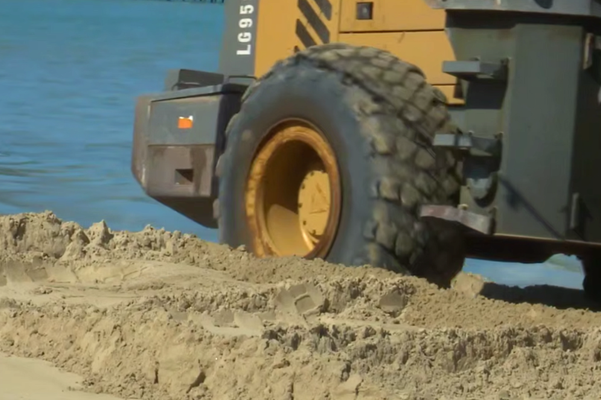 На пляжах Анапы убрали более четырех километров защитного вала 