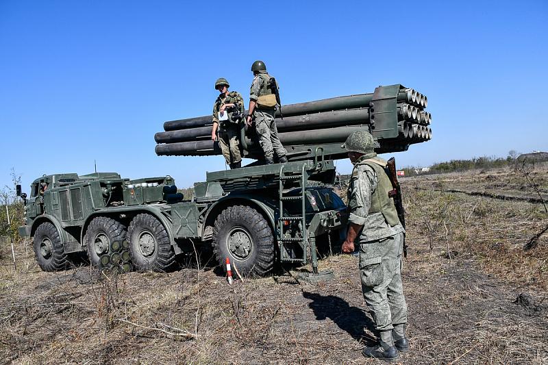 На полигоне оттачивают мастерство стрельбы ракетчики и артиллеристы Южного военного округа. 