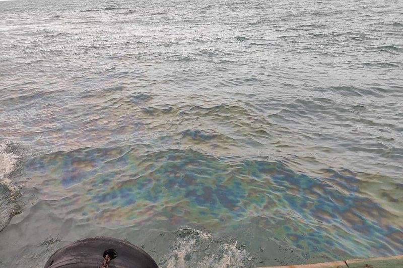 В Туапсе продолжают устранять последствия разлива нефтепродуктов в море