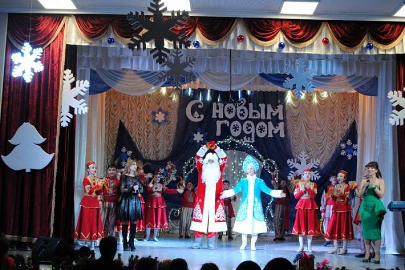 Дед Мороз со Снегурочкой зажгли на танцполе в станице Анапской
