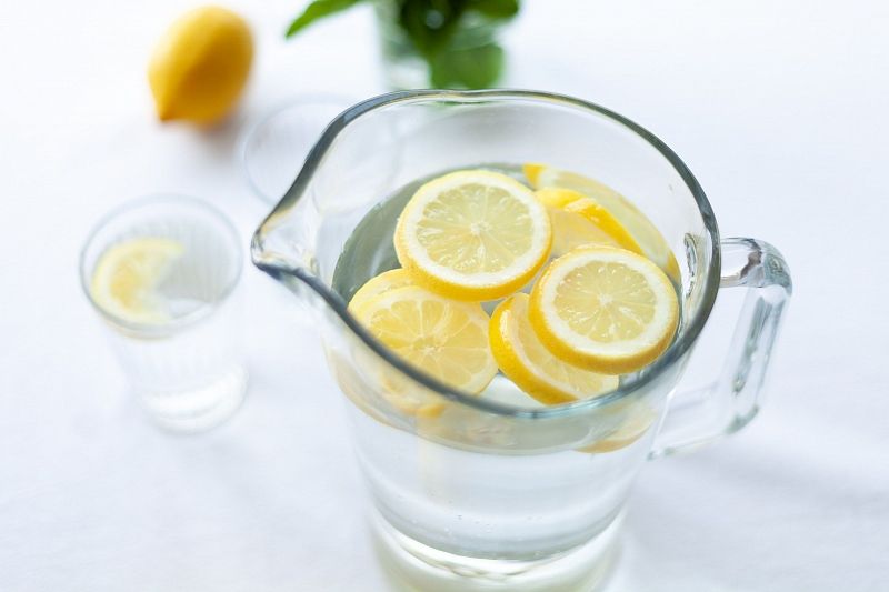 Как простая вода с лимоном помогает похудеть и делает вашу кожу красивее