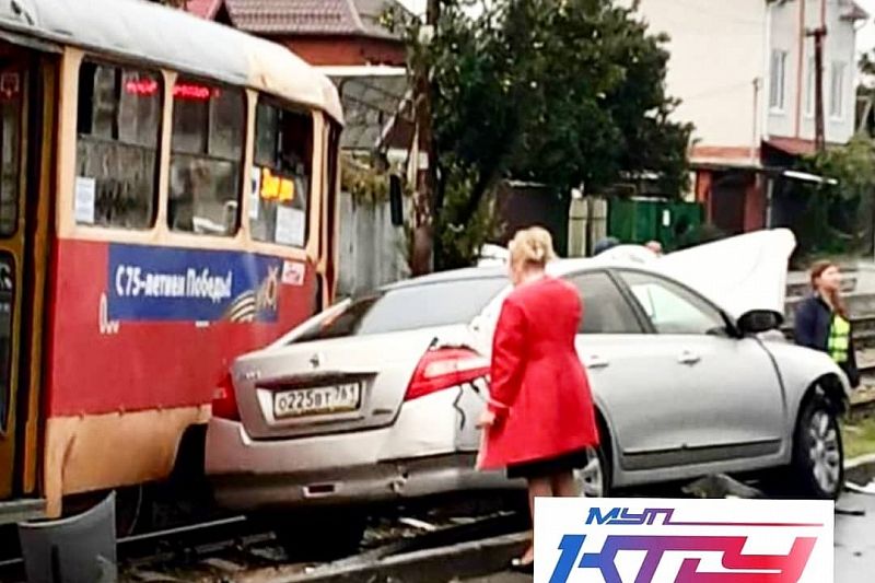Трамвай сошел с рельсов после столкновения с иномаркой