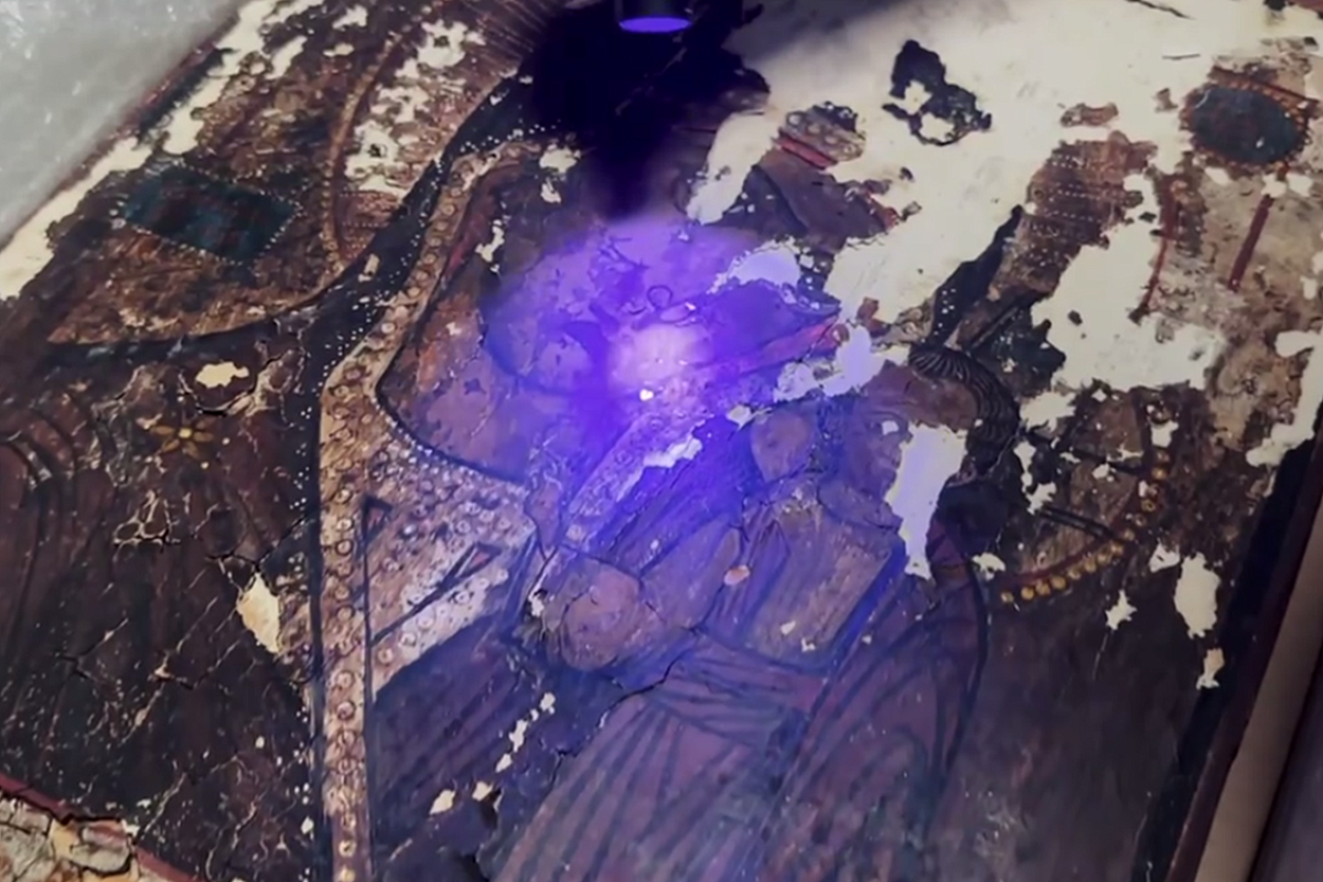 Найденную на морском берегу под Анапой старинную икону передали на реставрацию