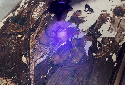 Найденную на морском берегу под Анапой старинную икону передали на реставрацию