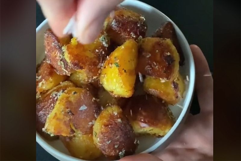 Рецепт жареного картофеля с хрустящей корочкой взорвал ТikTok