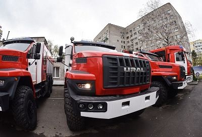 В МЧС прокомментировали возгорание автомобилей на парковке в Краснодаре