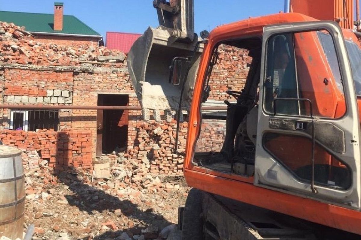 На улице Северной в Краснодаре сносят незаконные двухэтажный дом, автомойку и магазин