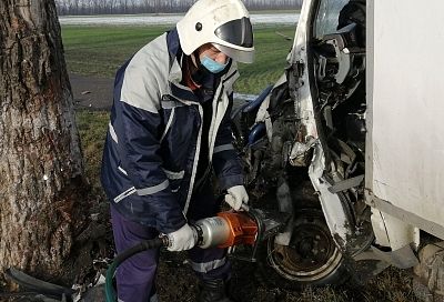 Спасатели вытащили водителя из искореженной в ДТП «Газели»