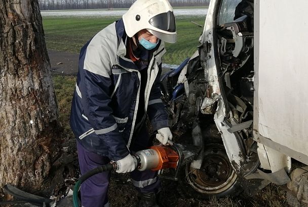 Спасатели вытащили водителя из искореженной в ДТП «Газели»