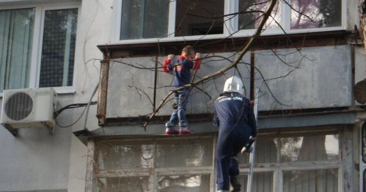 Мальчик с балкона. Школьники под балконом. Мальчики под балконом. Дети под балконом. Пацаны под балконом.