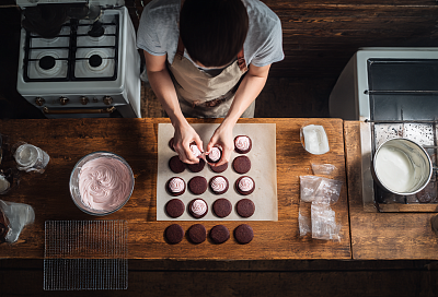 Одно яйцо — целый поднос шоколадных пирожных к чаю