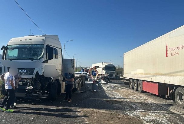 «Газель» дорожной службы повредила несколько метров ограждения после столкновения с фурой в Краснодаре