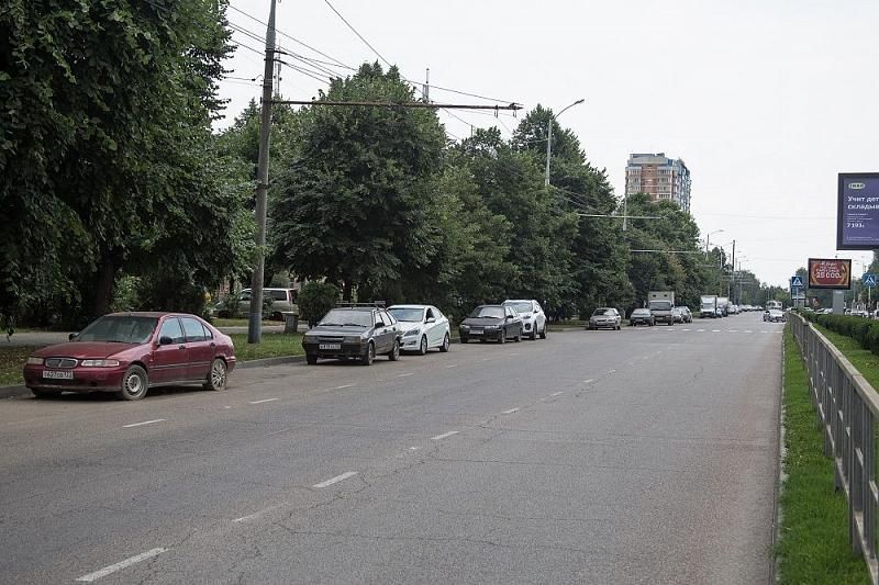 В Краснодаре участок улицы Тюляева расчистят от припаркованных автомобилей