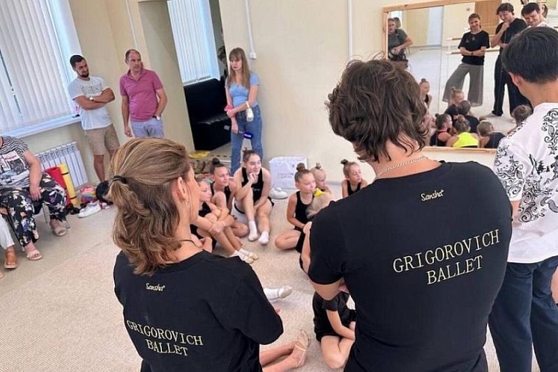 Театр балета Юрия Григоровича провел мастер-класс для юных балерин в Мариуполе
