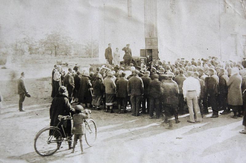 Жители Кущевского района слушают приказ о мобилизации. 1941 год. 