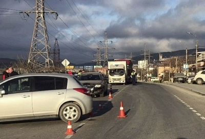 Мотоциклист столкнулся с легковушкой в Новороссийске. Он погиб