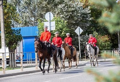 Анапские казаки приехали на избирательный участок в станице Гостагаевской верхом на лошадях