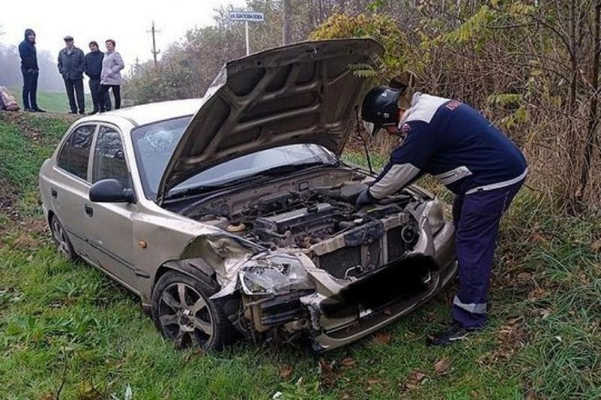 В Краснодарском крае столкнулись автобус и легковушка. Есть пострадавшая