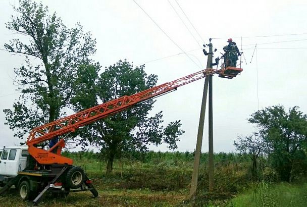 Более 90 бригад энергетиков Кубани восстанавливают нарушенное электроснабжение в пострадавших районах
