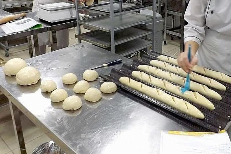 В Краснодарском крае участников программы обучения людей предпенсионного возраста научат печь хлеб