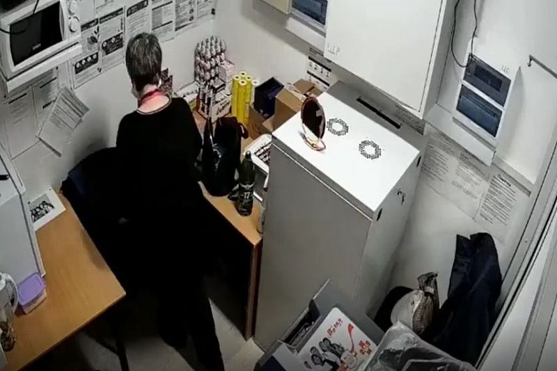 Товаровед магазина обчистила сейф на работе и попала на камеру видеонаблюдения в кабинете