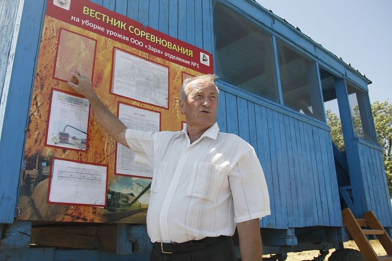 Профком сельхозпредприятия из станицы Еремизино-Борисовской Евгений Переверза заботится о своих товарищах.