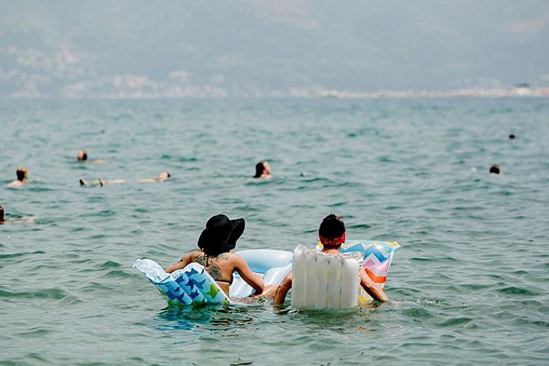 В Анапе запретили купаться в море с матрасами из-за ветра