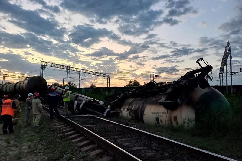 Опубликованы фото с места схода вагонов с газовым конденсатом на Кубани
