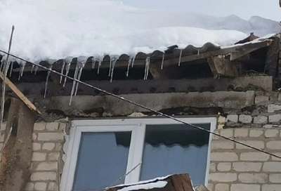 На Кубани двухэтажный дом начал рушиться под тяжестью снега, его жители записали видеообращение