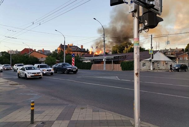 В центре Краснодара тушат крупный пожар