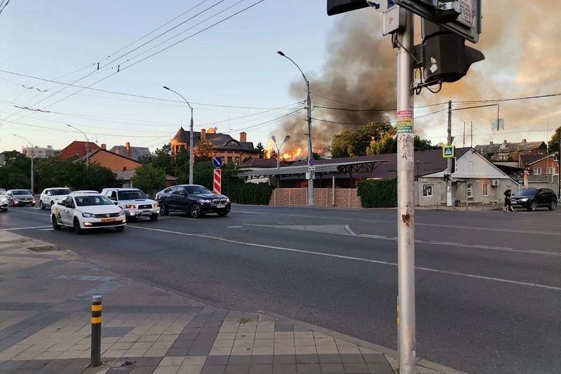 В центре Краснодара тушат крупный пожар