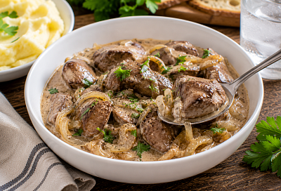 Обжариваю куриную печень с луком и добавляю сметану: получается мягкой и нежной