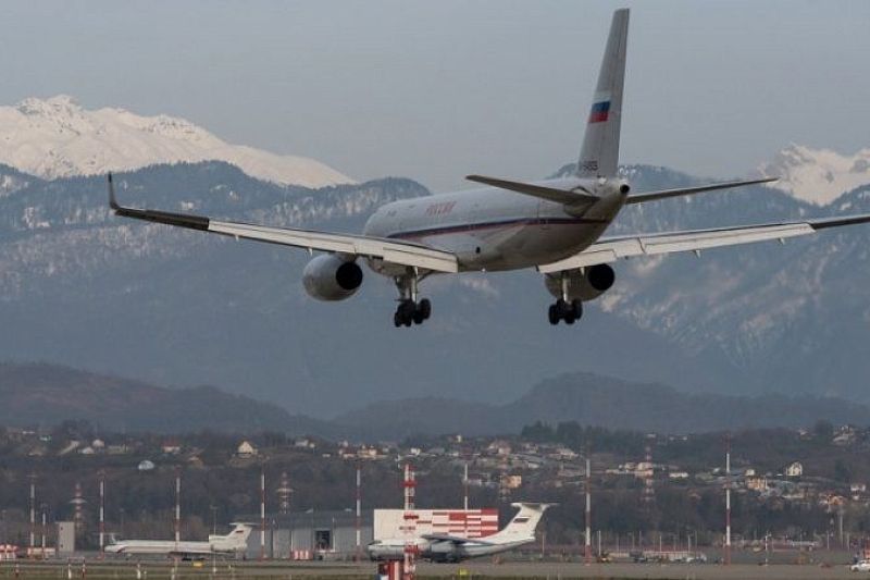 Самолет, совершивший экстренную посадку в аэропорту Сочи из-за дебошира на борту, вылетел в Анталью